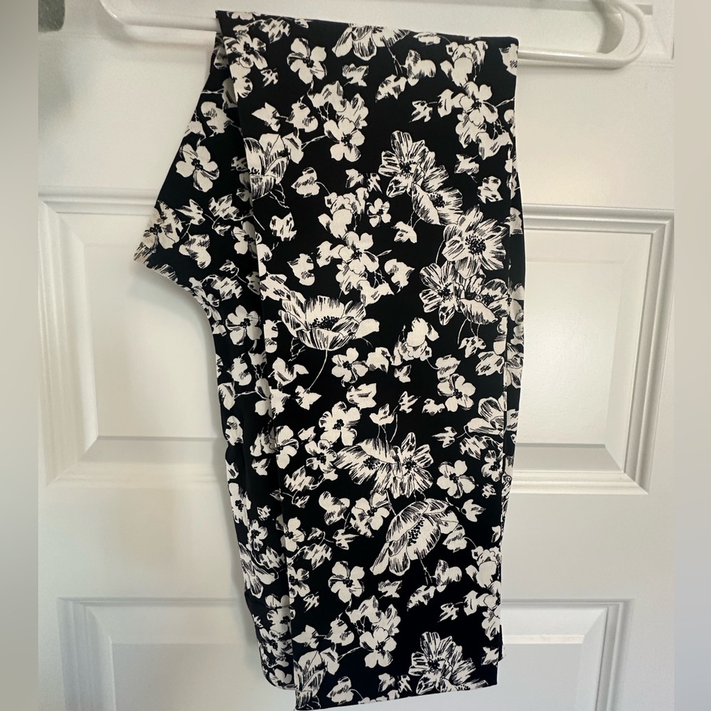 BNWT ROZ & ALI CROPPED PRINT PANTS